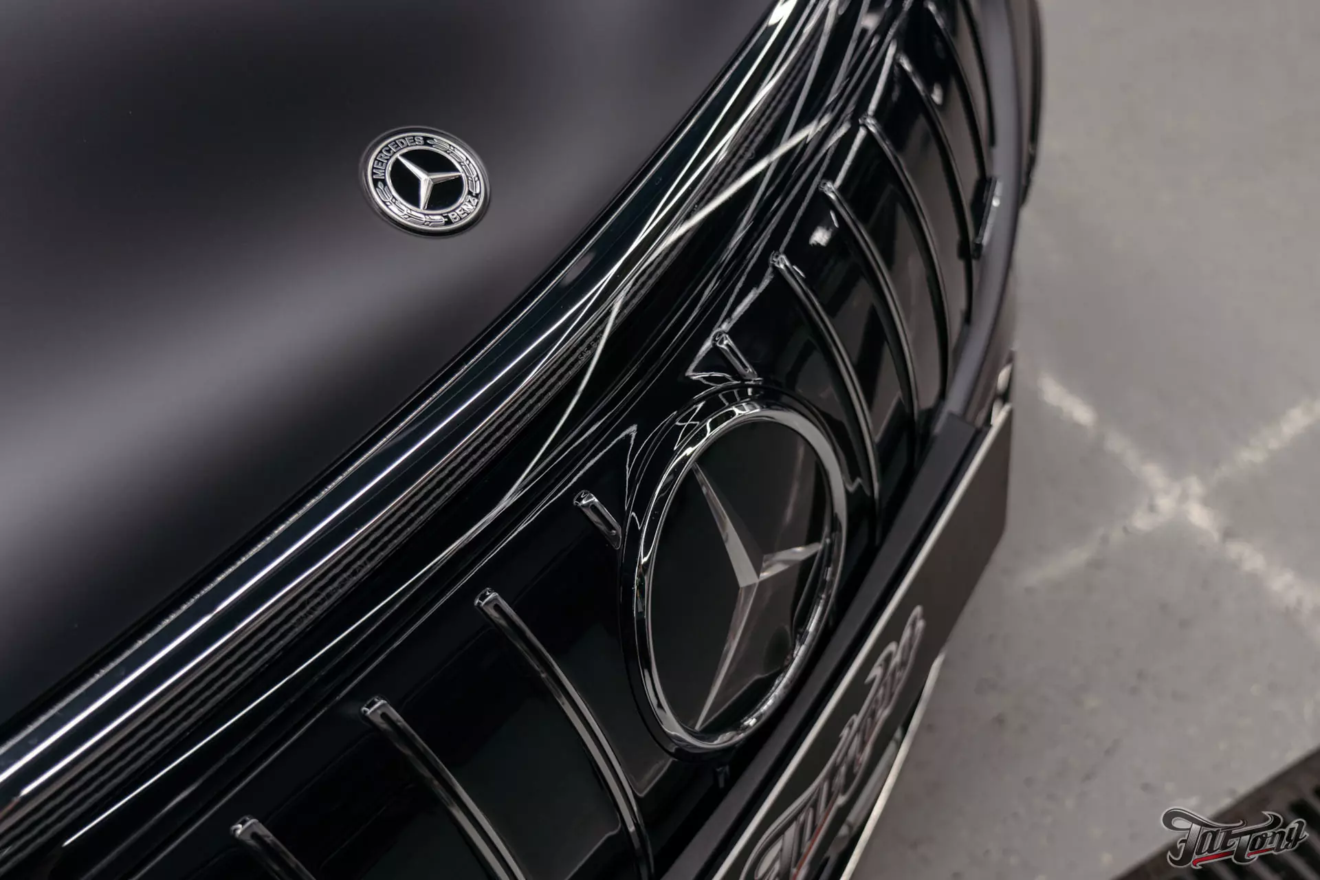 Оклейка Mercedes EQS 53 AMG в матовый полиуретан. Защита карбона и монитора пленкой. Детейлинг